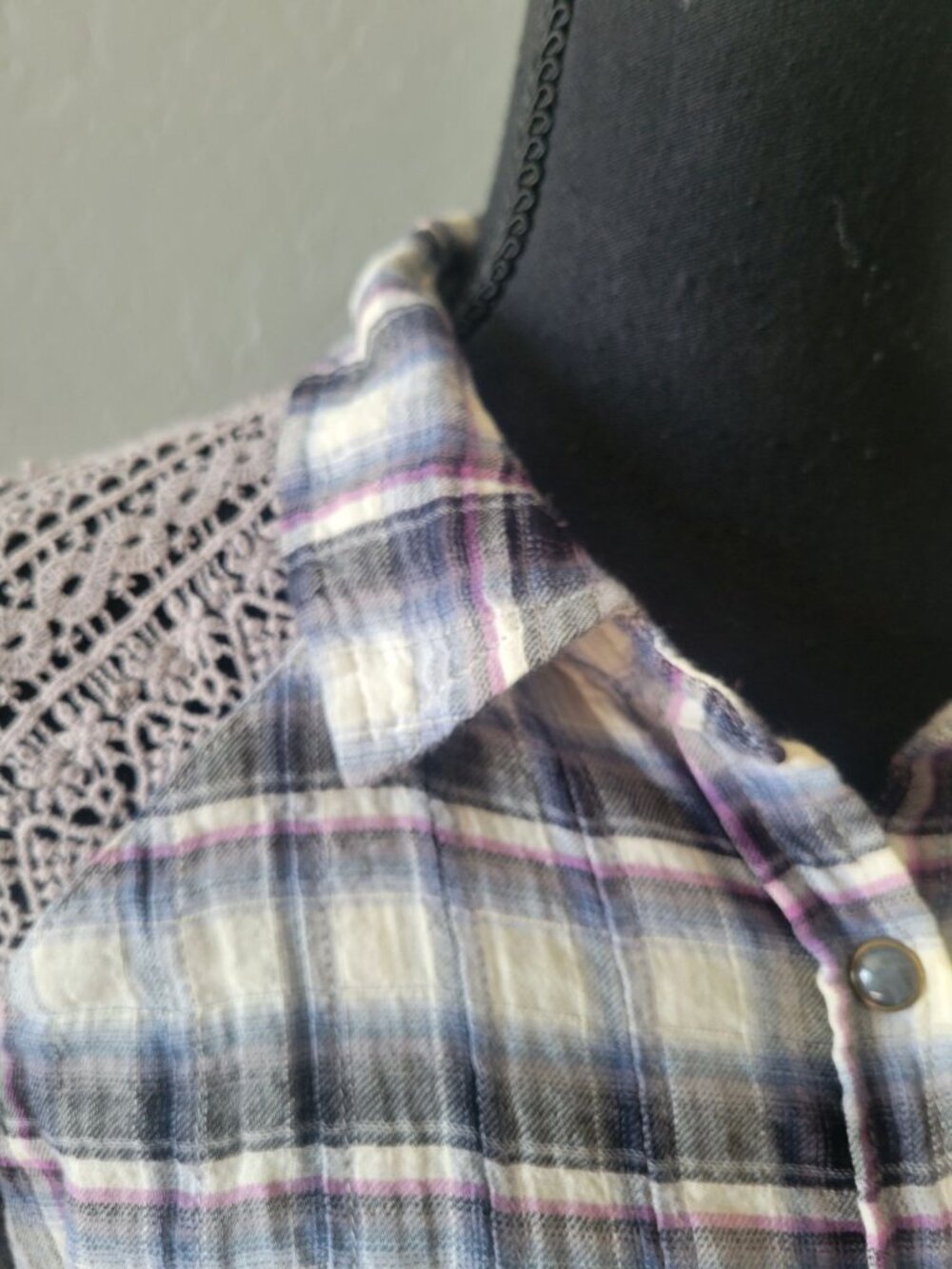 Free People plaid button-down shirt featuring crochet lace on the shoulder SZ L - Picture 3 of 11